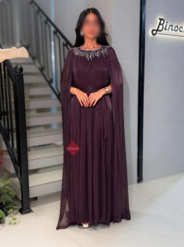 جلابية مزينة بالكريستال بأكمام وشاح وحزام أنيق
