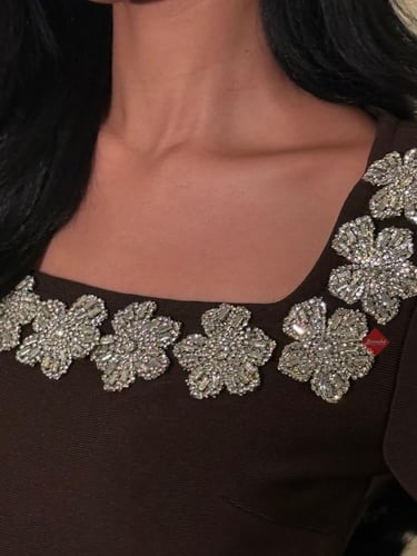 فستان ناعم مزين بالكريستال و اكمام طويلة واسعة