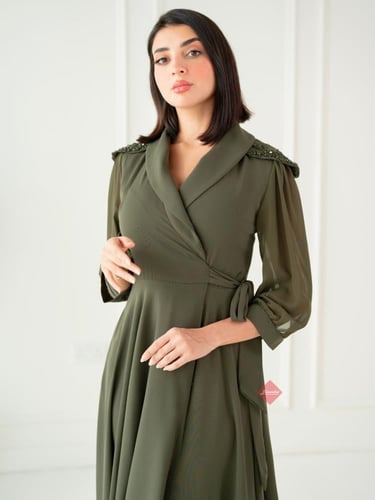 فستان كريب ناعم باكمام شيفون و كلفة مطرزة على الكت...