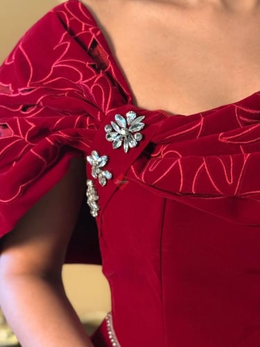 فستان جوخ شموه ميد بقصة أوف شولدر مزين بإكسسوار ست...