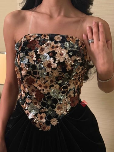 فستان سهرة تب طويل مخمل مزين بالترتر الملون