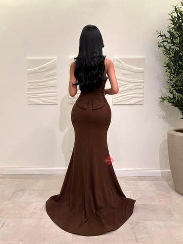 فستان سهرة طويل مزين بالكريستال اللامع