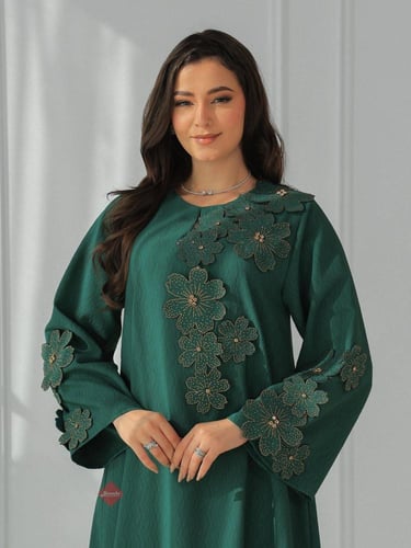 جلابية نسائية بتطريز ورود أنيق وراقي