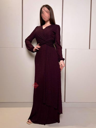 فستان سهرة ناعم مزين بالفصوص اللامعة بأكمام طويلة