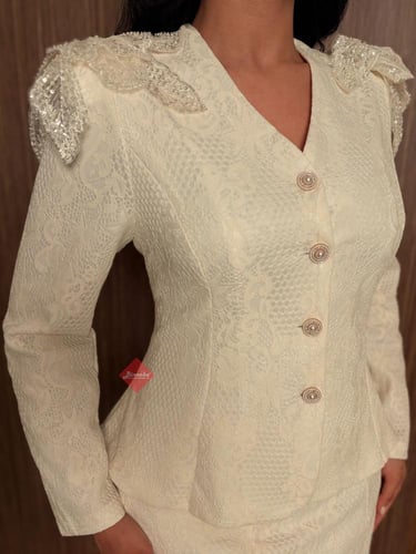 طقم بلوزة وتنورة راقي مزين بورود على الكتف وتنورة...