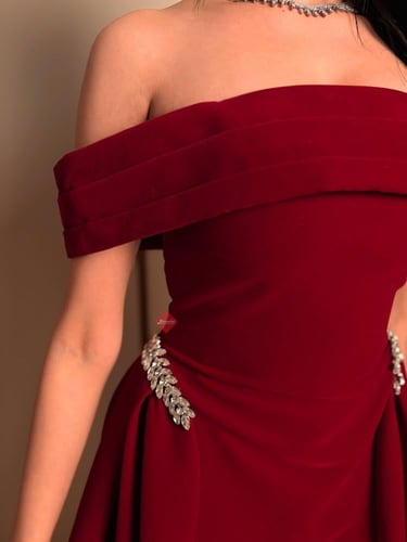 فستان جوخ شموه ناعم ميد بقصه اوف شولدر مزينه بالإك...