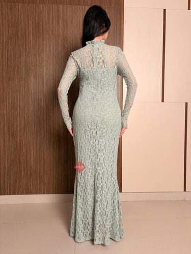 فستان ناعم من الدانتيل الفاخر بفتحة راقية أنثوية