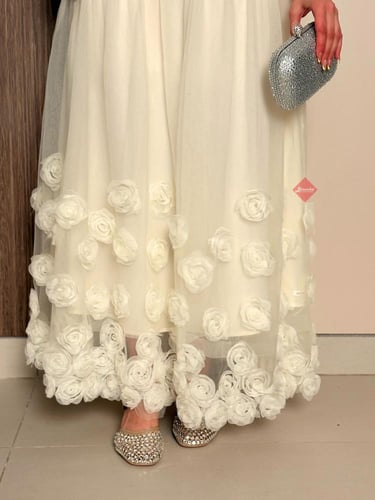 فستان دانتيل سكري راقٍ مزين بالدانتيل الراقي والور...