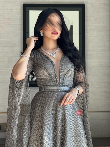 فستان سهرة طويل مطرز بأكمام وشاح