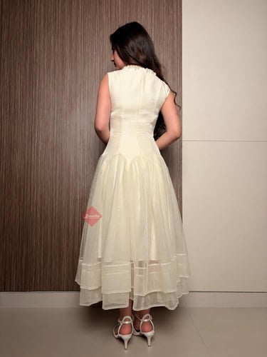 فستان فخم مزين باللؤلؤ بقصة كت وكلوش تل