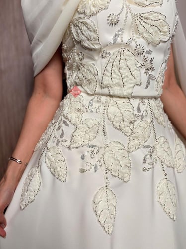 طقم تنورة و بلوزة مزينة بالورود ستايل كت مع وشاح