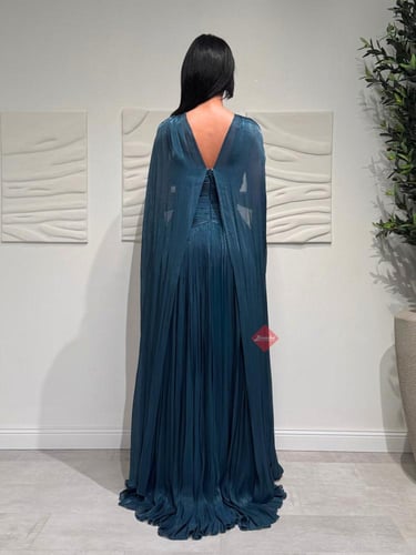 فستان سهرة بليسيه ناعم مع وشاح طويل