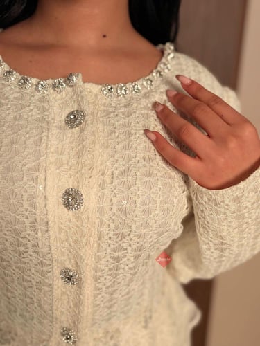 طقم راقي بلوزة وتنورة مزينة بالدانتيل الفاخر