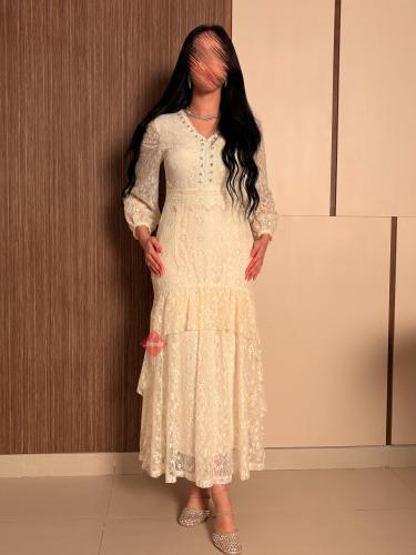 فستان سهرة باكمام طويلة مزينة بالدانتيل الراقي وال...