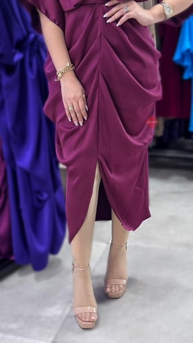 فستان ناعم ساتان بتصميم لف فاخر