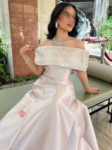 فستان سهرة طويل بقصه اوف شولدر وتطريز مميز