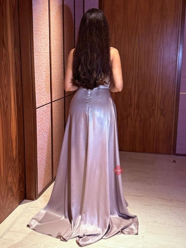 فستان سهرة لامع صدريه داربيه