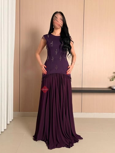 فستان ناعم طويل كلوش بتفاصيل هدب مميزة على الكتف