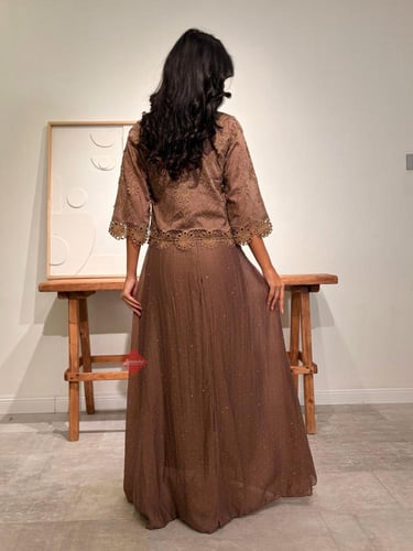 جلابية قطعتين مزينة بالورود والفصوص اللامعة