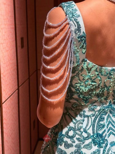 فستان سهرة بخامة التل مطرزة بالترتر