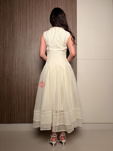 فستان فخم مزين باللؤلؤ بقصة كت وكلوش تل