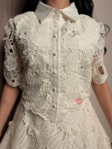 فستان دانتيل سكري راقٍ مزين بالدانتيل الراقي والسا...