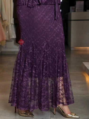 طقم بلوزة وتنورة بدانتيل راقٍ بتصميم أنثوي أنيق