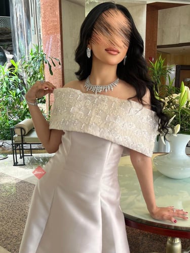 فستان سهرة طويل بقصه اوف شولدر وتطريز مميز