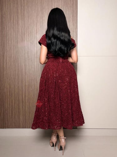 طقم راقي تنورة و بلوزة مزينة بالدانتيل والترتر الل...