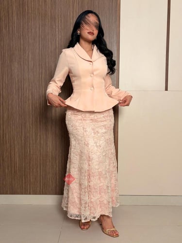 طقم بلوزة وتنورة راقي بتطريز ورود وحبال خلفية أنثو...