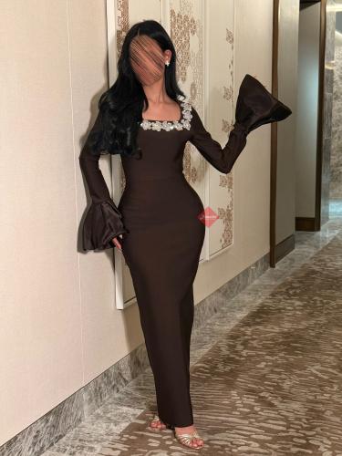 فستان ناعم مزين بالكريستال و اكمام طويلة واسعة