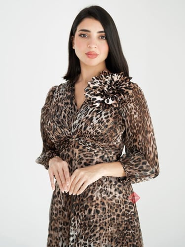 فستان برنت تايجر بلمسة ورد جذابه