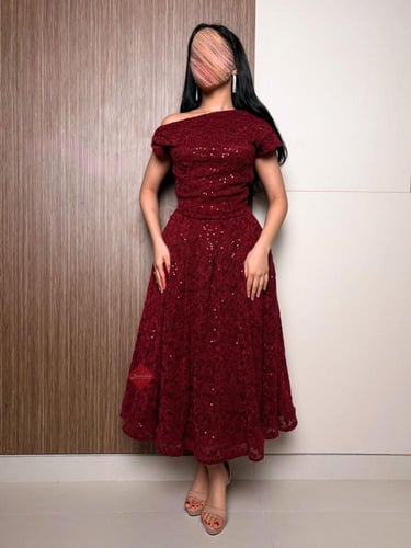 طقم راقي تنورة و بلوزة مزينة بالدانتيل والترتر الل...