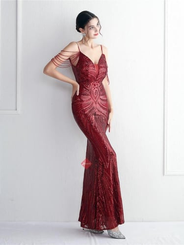 فستان سهرة بتطريز ترتر ومزين بالخرز الفخم على الاك...