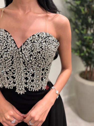 فستان سهرة مزين بالكريستال اللامع فخم و راقي