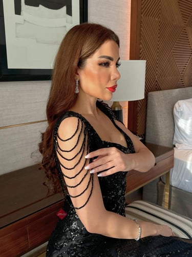 فستان سهرة بخامة التل مطرزة بالترتر