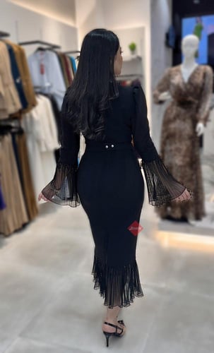 فستان كريب ناعم بأكمام مزينة بالتل والهدب الراقي