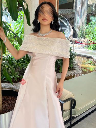 فستان سهرة طويل بقصه اوف شولدر وتطريز مميز