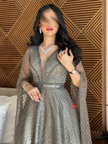 فستان سهرة طويل مطرز بأكمام وشاح