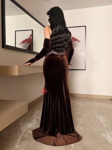 فستان سهرة تب طويل مخمل مزين بالكريستال اللامع