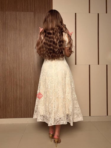 فستان دانتيل ناعم بتصميم راقٍ لون سكري