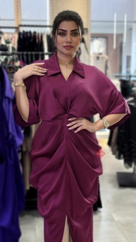 فستان ناعم ساتان بتصميم لف فاخر