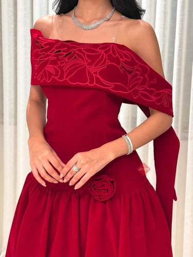 فستان جوخ شموه بقصة أوف شولدر أنيقة