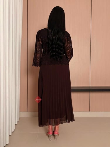 فستان دانتيل بني مع تل بليسيه ناعم وأكمام واسعة