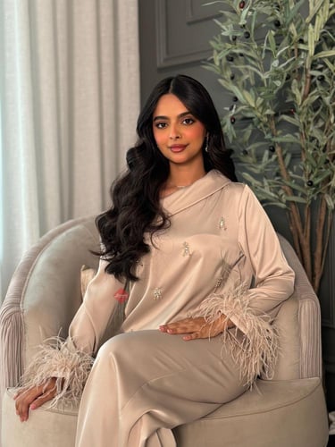 طقم بلوزة و بنطلون بخامة الستان الناعمة و مزين بال...