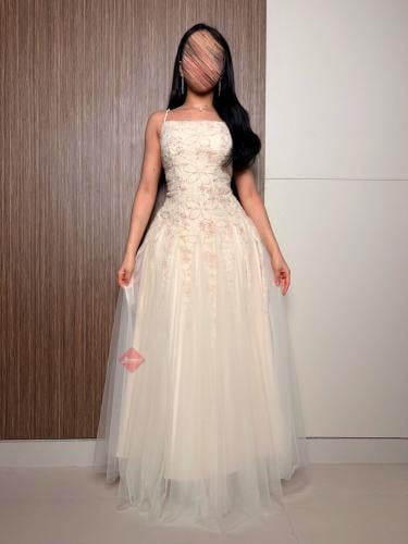 فستان سهرة مزين بالورود ستايل كت وكلوش تل فاخر