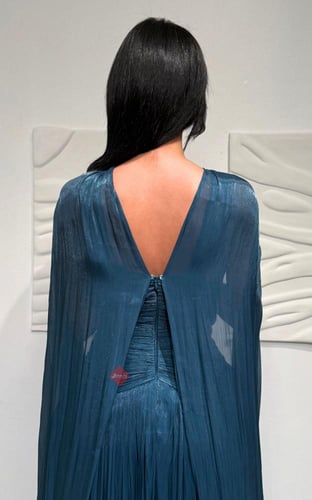 فستان سهرة بليسيه ناعم مع وشاح طويل