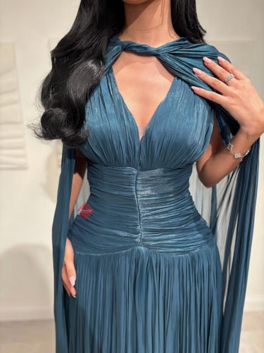 فستان سهرة بليسيه ناعم مع وشاح طويل