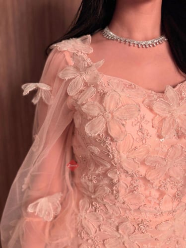 طقم تنورة و بلوزة باكمام طويلة بودرة مزينة بالورود