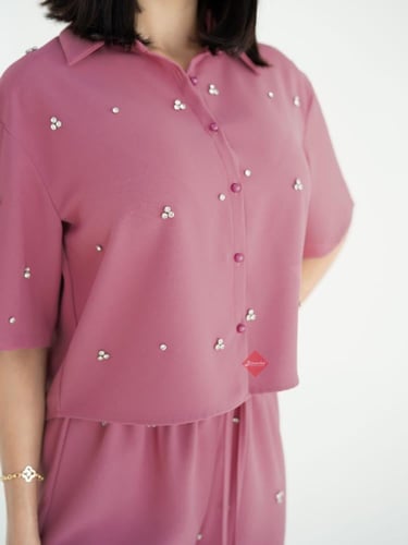 طقم بلوزة و بنطلون بخامة الكريب و مزين بالكريستال...